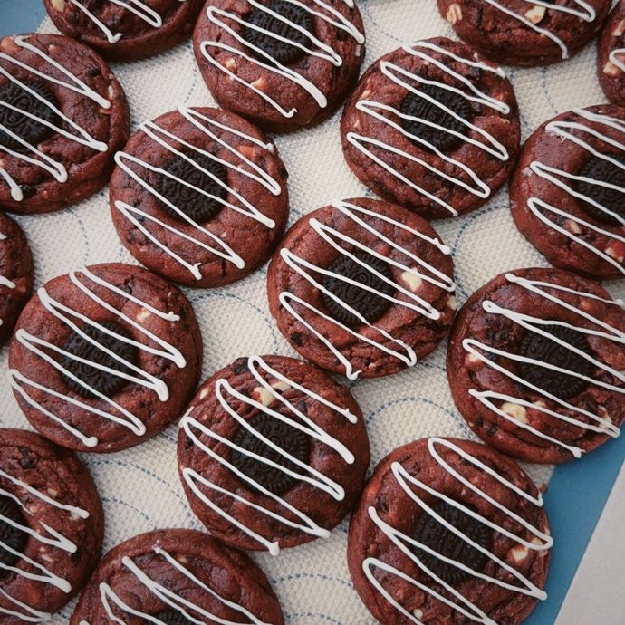 Red Velvet Oreo Cream Cheese cookies fresh from the tray